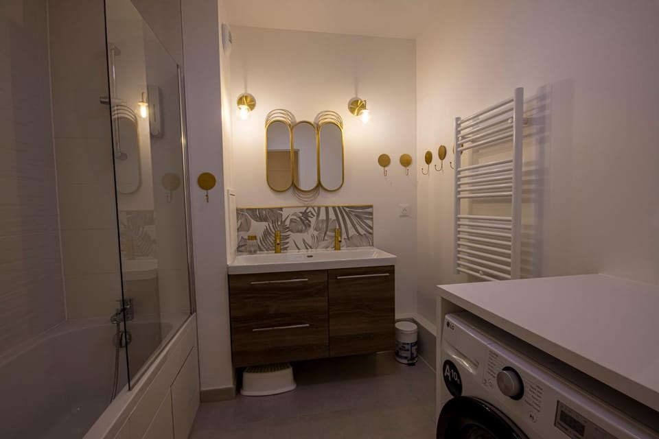 Bathroom, towels, washing machine