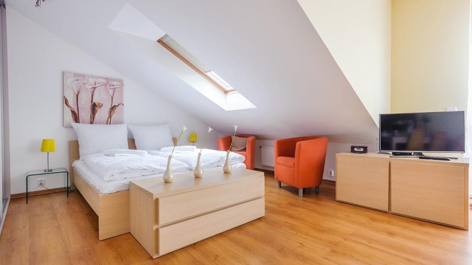 Bed, TV and multimedia, Bedroom