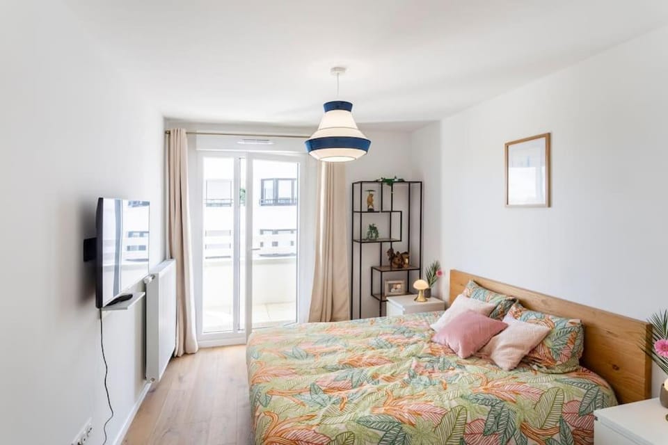 Bed, TV and multimedia, Bedroom