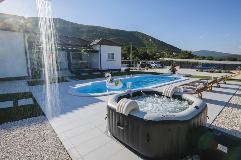 Hot Tub, Swimming pool, sunbed