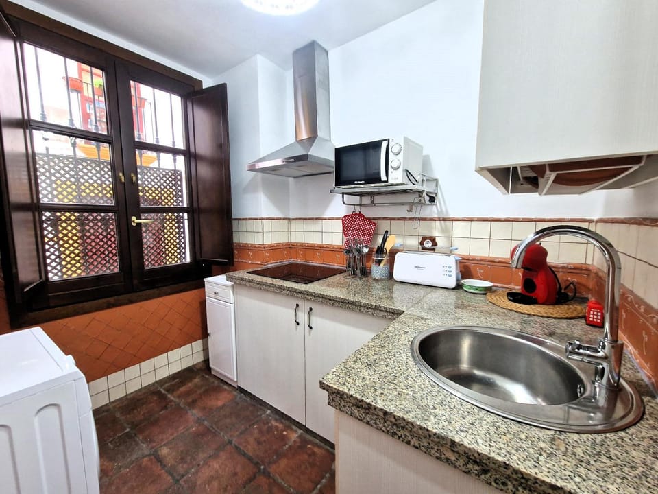 Kitchen or kitchenette, minibar, stove