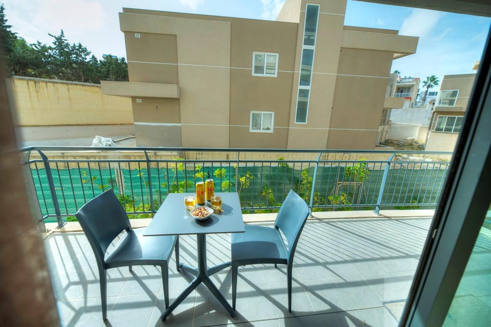Spacious & inviting 3 bedroom flat, balcony WPAC1-1 Apartment in Saint Julians