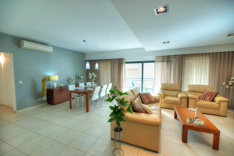 Spacious & inviting 3 bedroom flat, balcony WPAC1-1 Apartment in Saint Julians