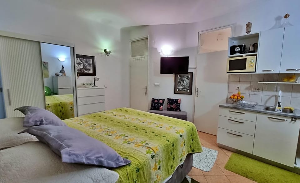 Bed, Seating area, Dining area