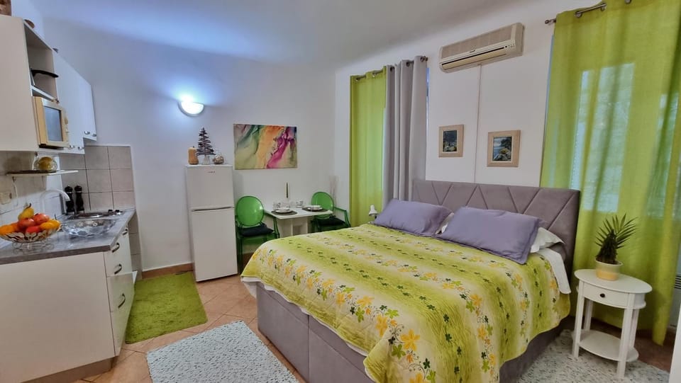 Bed, Dining area