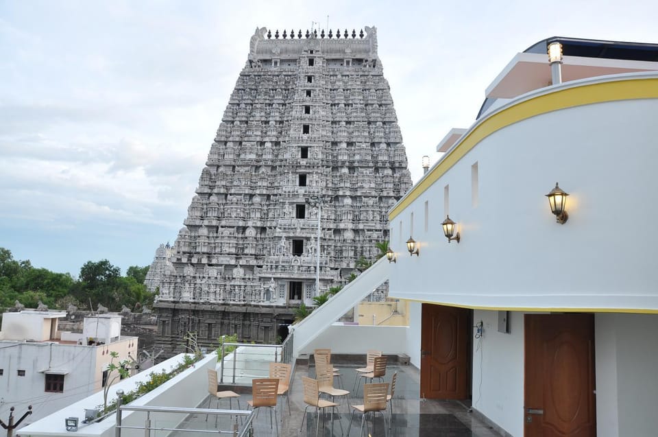 Sri Sarvesha JS Palace temple view Hotel in Tamil Nadu