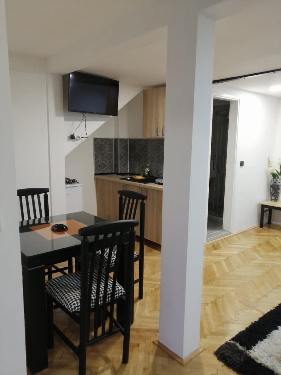 Kitchen or kitchenette, Dining area, stove