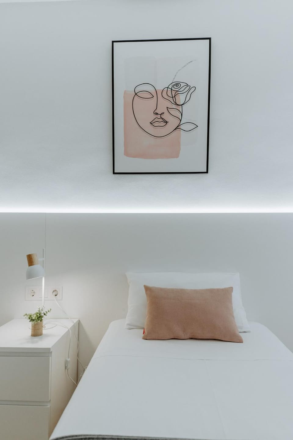 Bed, Photo of the whole room, Decorative detail, Bedroom