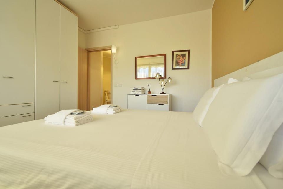 Bed, Photo of the whole room, Bedroom, towels, wardrobe
