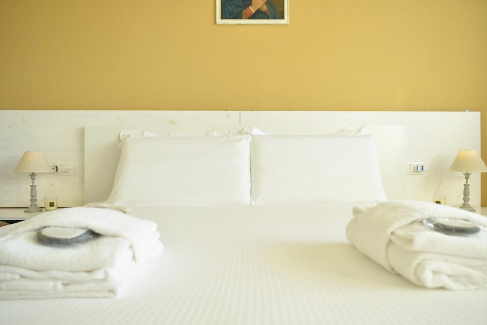 Bed, Bedroom, towels