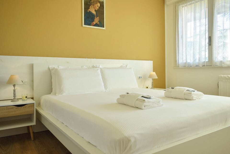 Bed, Bedroom, towels