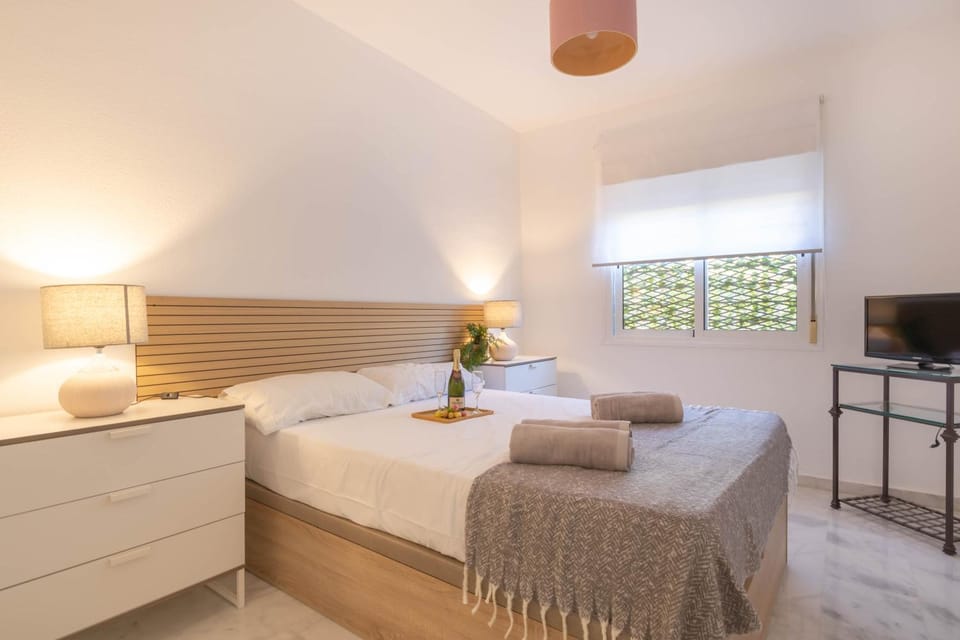 Bed, TV and multimedia, Photo of the whole room, Bedroom