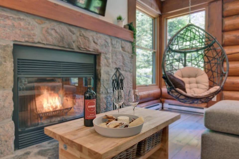 Family friends lake access & hot tub Chalet in Ontario