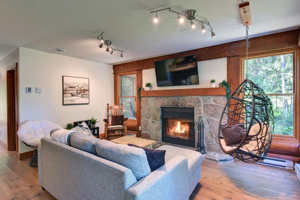 Family friends lake access & hot tub Chalet in Ontario