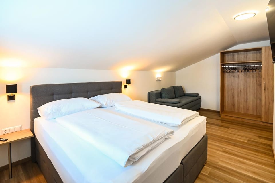 Bed, Photo of the whole room, Seating area, Bedroom, wardrobe