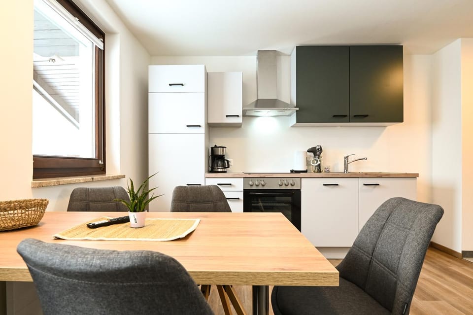 Kitchen or kitchenette, Seating area, Dining area, minibar, pet friendly, stove