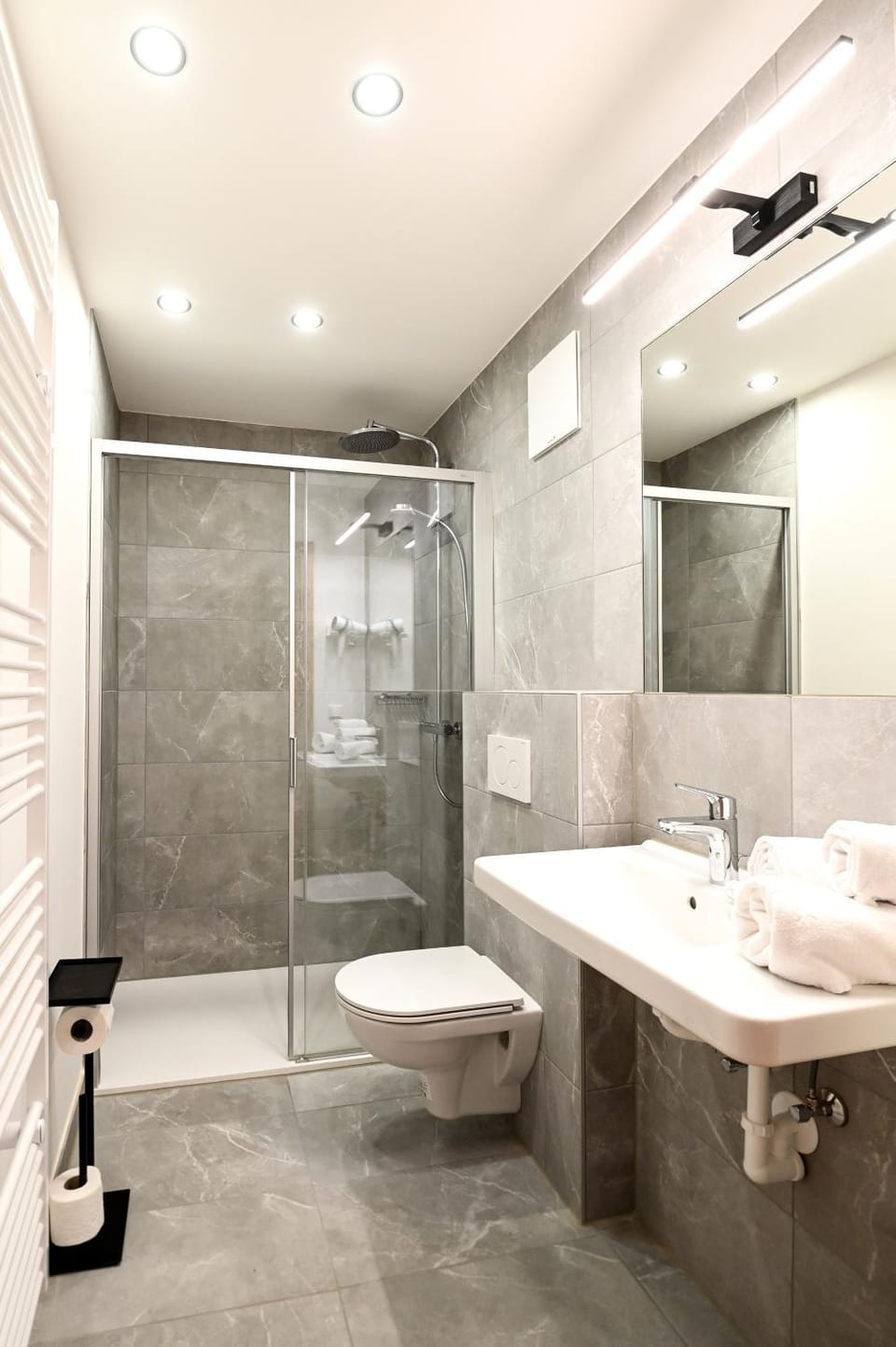 Shower, Toilet, Bathroom, towels