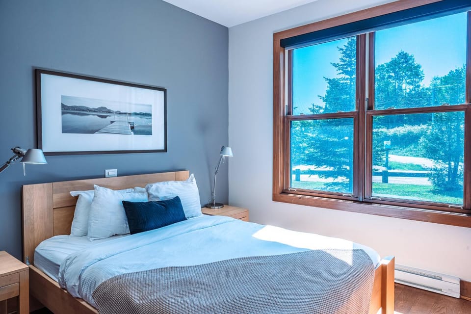 Waterfront condo with magnificent view House in Ontario