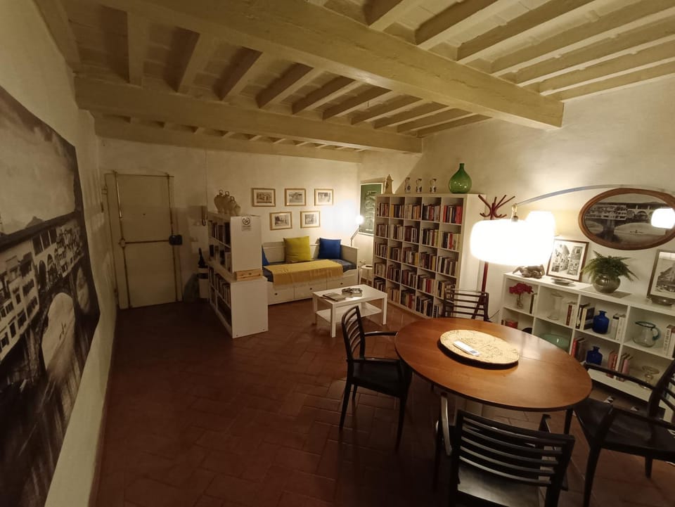 Bed, Seating area, Dining area