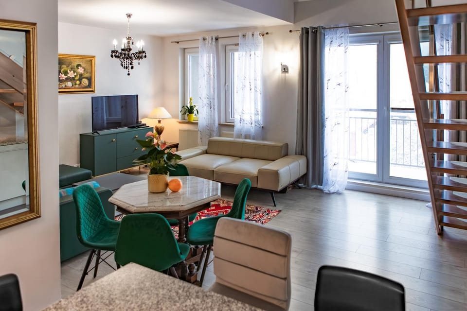 Facade/entrance, TV and multimedia, Balcony/Terrace, Living room, Photo of the whole room, Decorative detail, Seating area, Dining area
