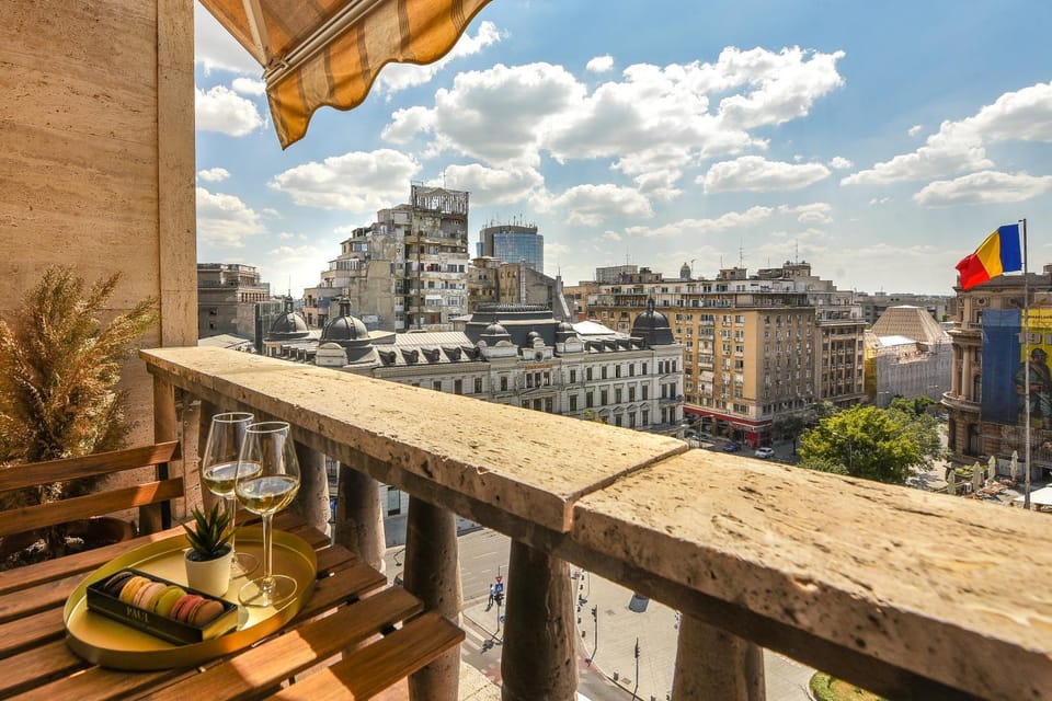 Property building, View (from property/room), Balcony/Terrace, City view