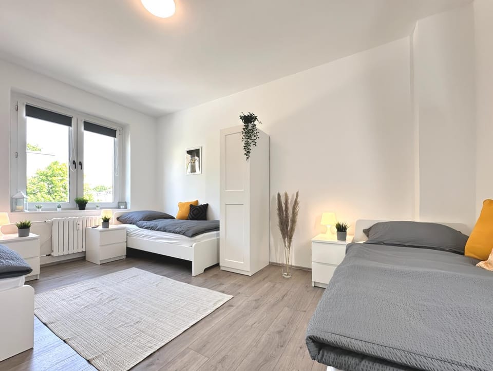 Bed, People, TV and multimedia, Photo of the whole room, Decorative detail, Bedroom, Text overlay, Guests, group of guests, fireplace, furniture, hair dresser, internet, locker, towels