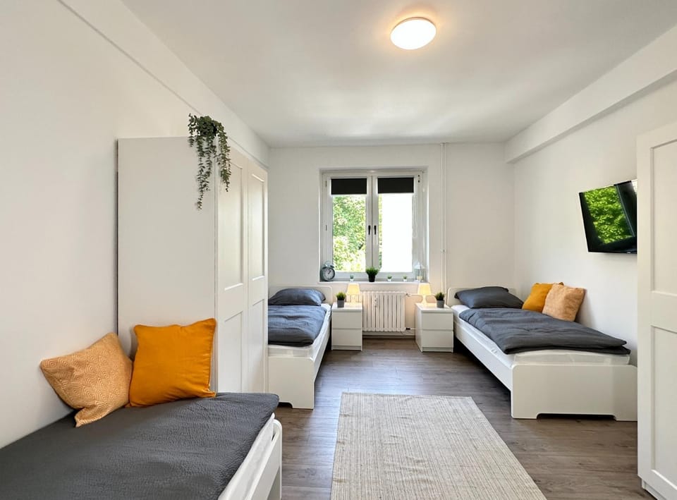 Bed, TV and multimedia, Photo of the whole room, Decorative detail, Decorative detail, Bedroom, Shopping Area, group of guests, group of guests, Quiet street view, internet, internet, locker, locker