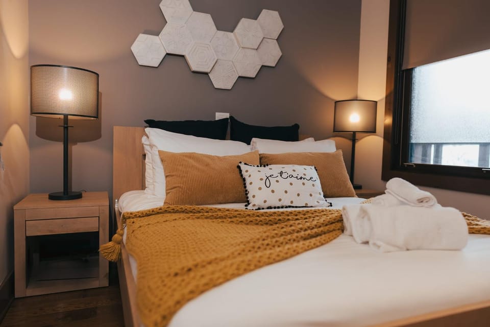 Lake Resort Suite: Views & Amenities House in Ontario