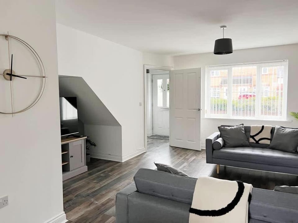 Duxford House by Blue Skies Stays House in Middlesbrough