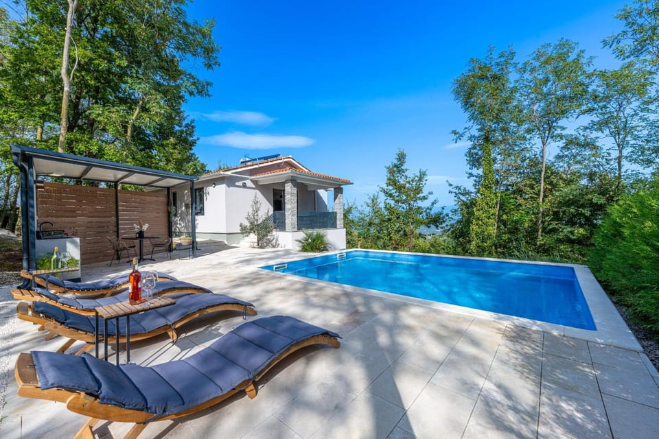 Property building, Patio, Day, Natural landscape, Pool view, Swimming pool, sunbed