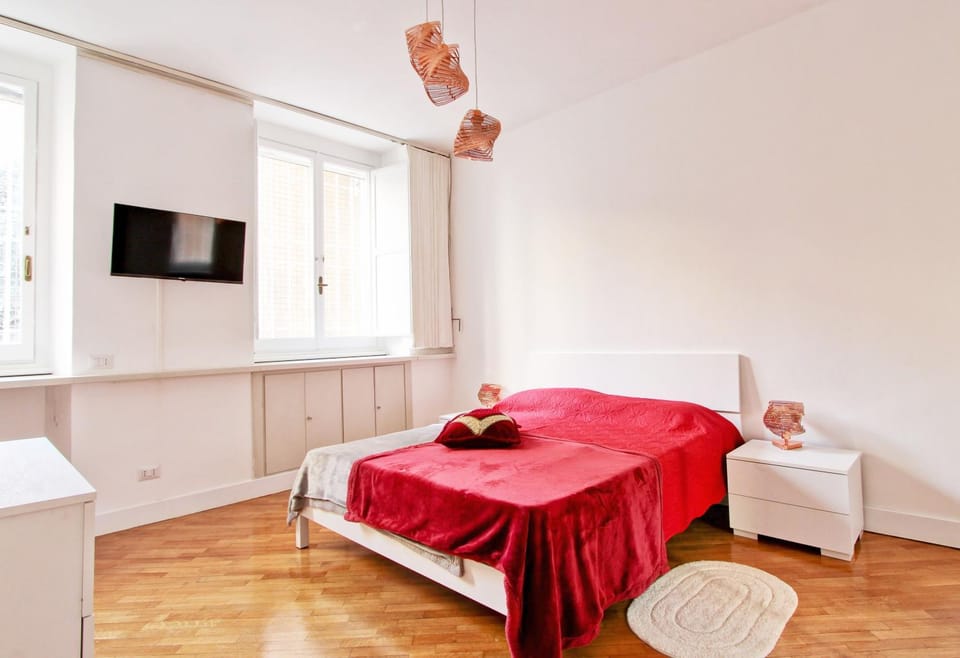 Bed, TV and multimedia, Photo of the whole room, Bedroom