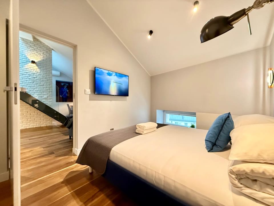 Bed, TV and multimedia, Photo of the whole room, Bedroom, towels
