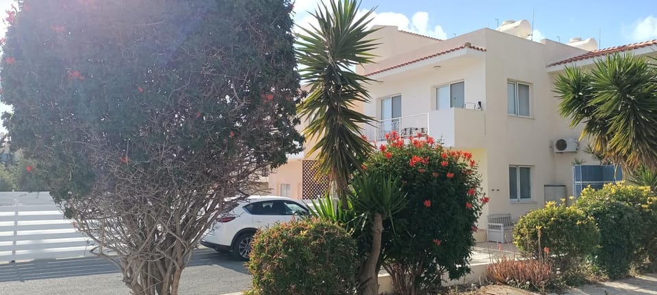 Property building, Day, Neighbourhood, Garden, Garden view, Street view, Parking