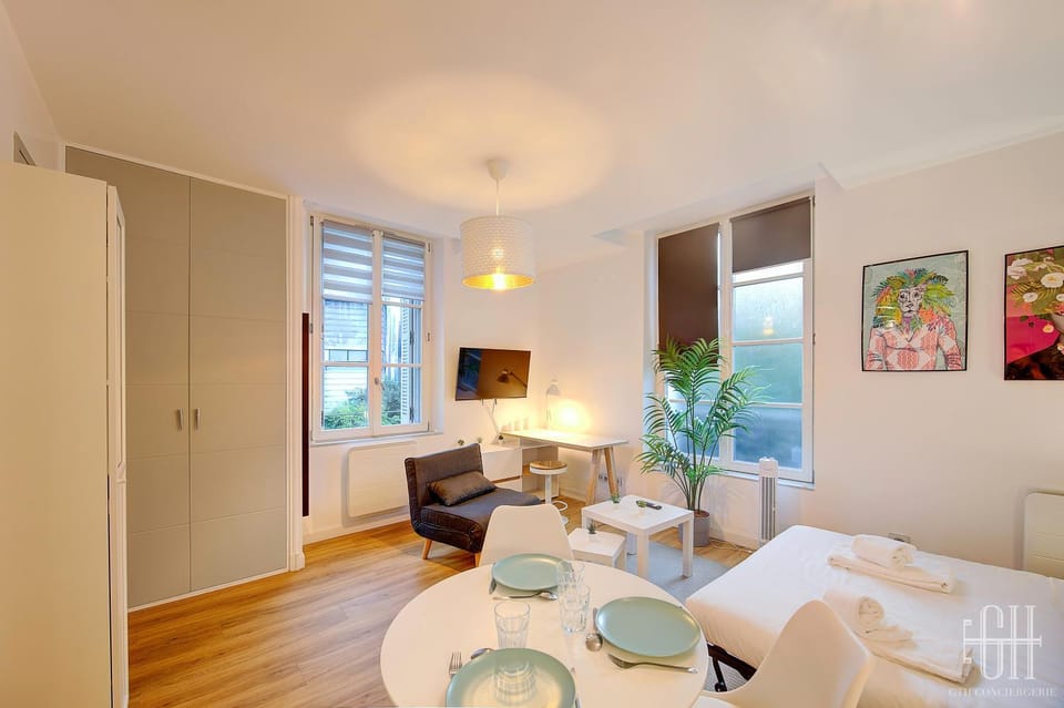 Bed, Living room, Seating area, Dining area, Bedroom, towels