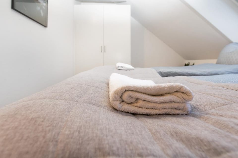 Bed, Bedroom, towels