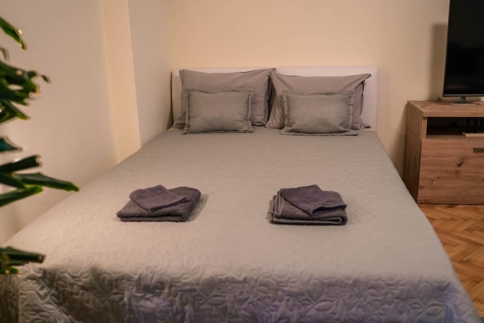 Bed, Living room