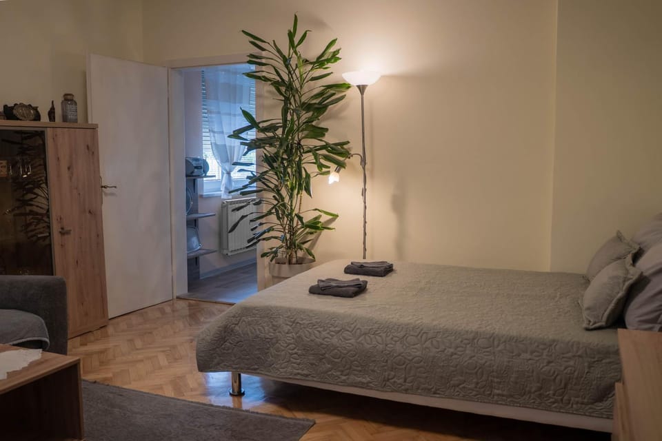 Bed, Living room