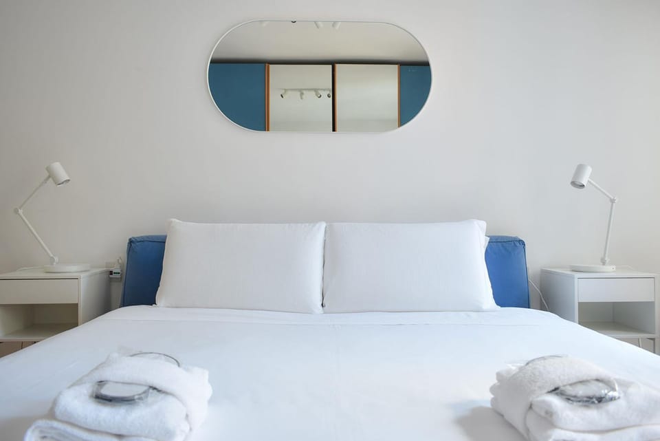 Bed, Bedroom, towels