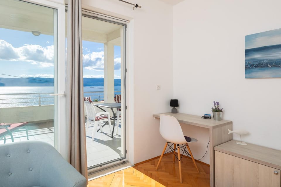 View (from property/room), Balcony/Terrace, Dining area, Sea view