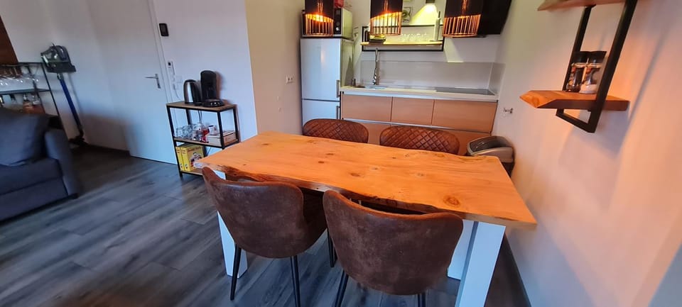 Kitchen or kitchenette, Dining area