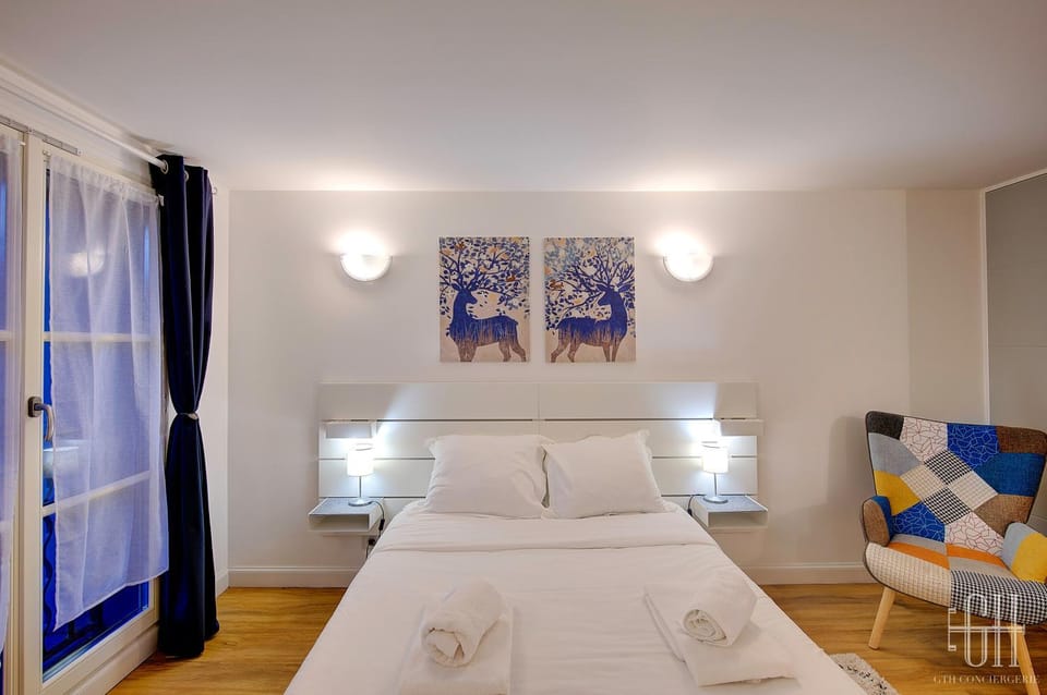 Bed, Bedroom, towels
