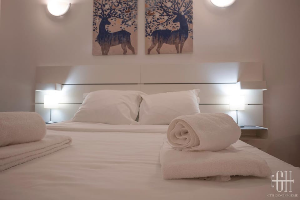 Bed, Bedroom, towels