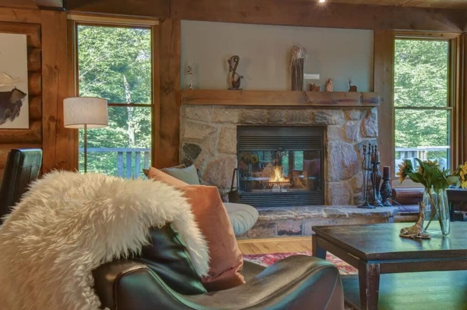 Spacious log cottage Resort access Chalet in Ontario