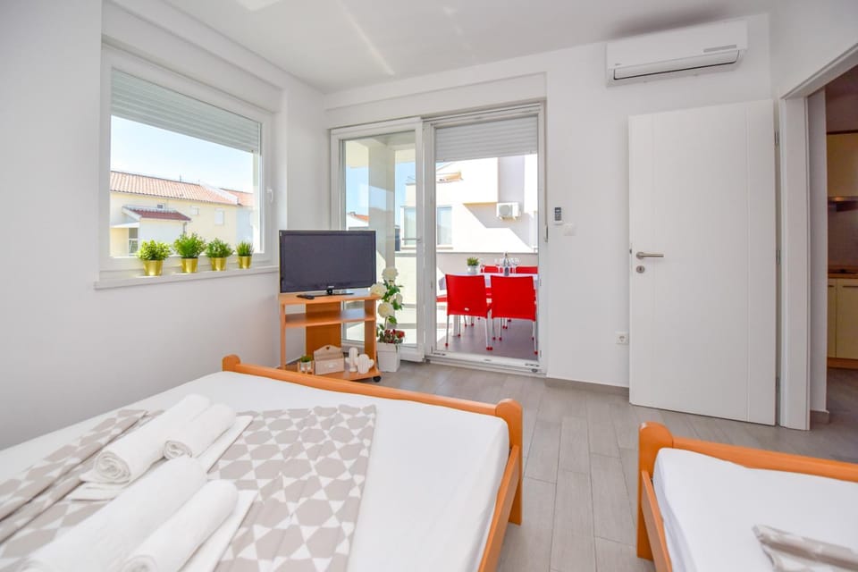 Bed, TV and multimedia, Kitchen or kitchenette, Photo of the whole room, Dining area, Bedroom, wardrobe, air conditioner