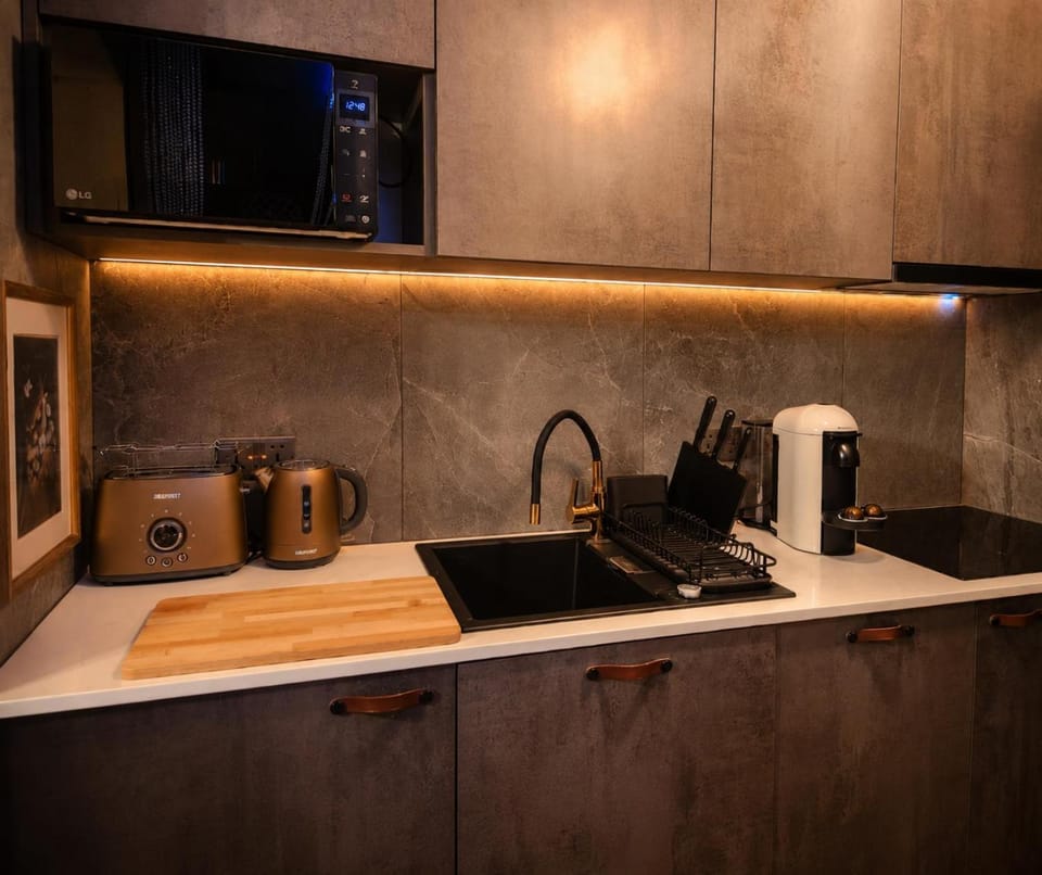 Coffee/tea facilities, Kitchen or kitchenette, dishwasher, stove, kitchen