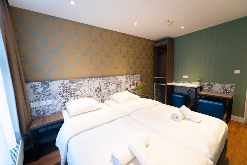 Bed, Photo of the whole room, Bedroom, towels, towels