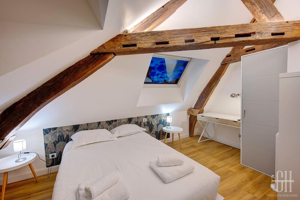 Bed, Photo of the whole room, Bedroom, towels