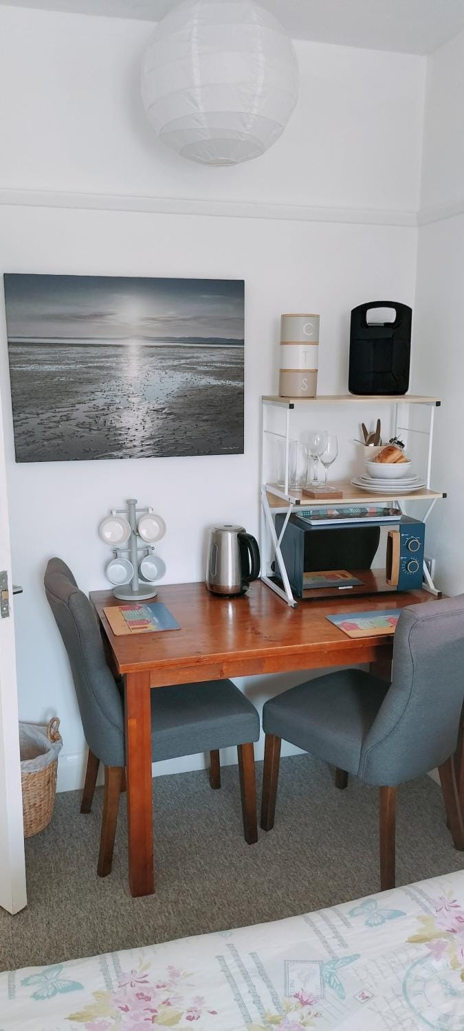 Apartment set over 2 floors 50 metres from the beach front Apartment in Bognor Regis