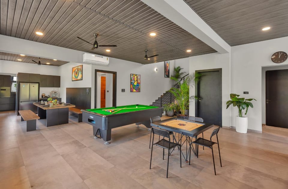 Billiard, Game Room, Seating area, Dining area