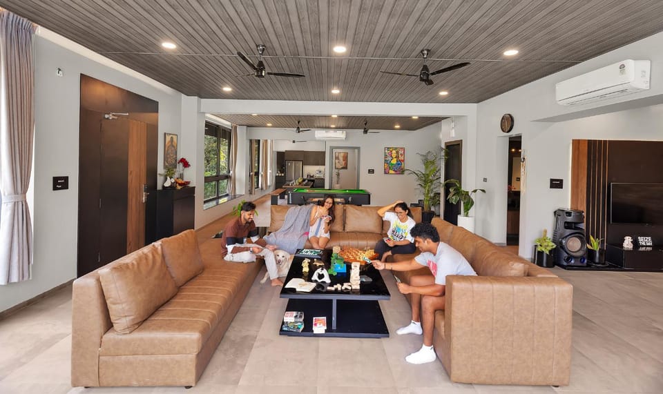Game Room, TV and multimedia, Living room, Pool view, air conditioner